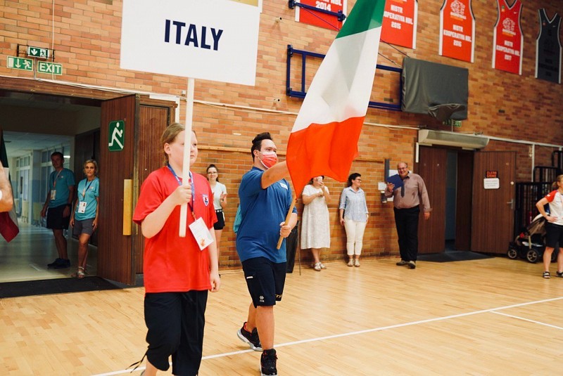 Il lanciatore fabrianese Daniel Gerini portabandiera dell'Italia nella cerimonia di apertura dei Campionati Mondiali IAADS  in Repubblica Ceca
