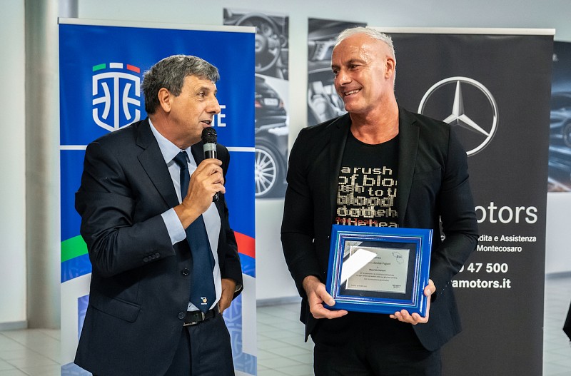 Il presidente della Fip Marche Davide Paolini mentre premia Maurizio Venturi (foto di Marco Teatini)