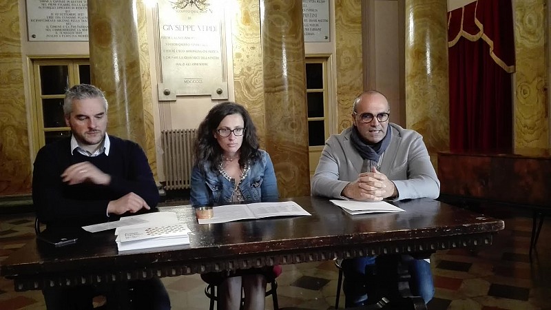 Il sindaco Gabriele Santarelli, l'assessore alla cultura Ilaria Venanzoni e il direttore dell'Amat Gilberto Santini